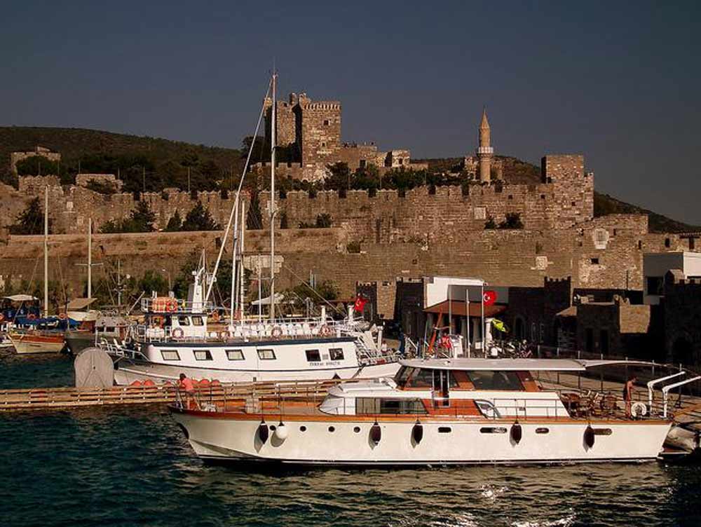 Walking around Bodrum Castle to enjoy the fresh atmosphere