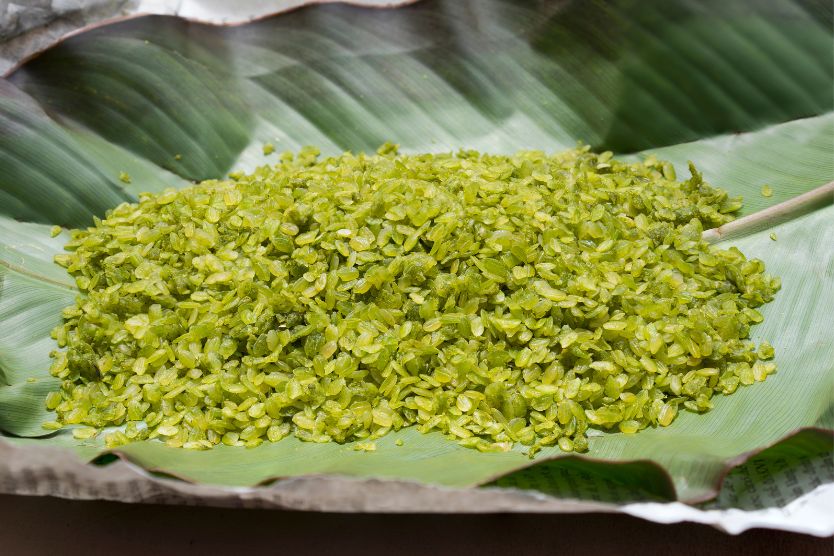 Com is made from green sticky rice that is harvested in blossom period